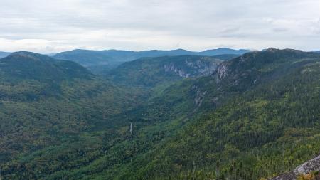 Vues sur la vallée à l'ouest depuis le sommet sud
