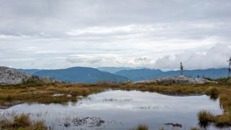 Lac sur la ligne de crête. Orienté vers l'est.